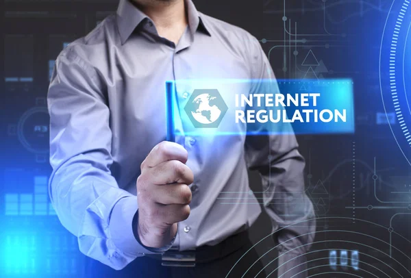 Ekonomi, teknoloji, Internet ve ağ kavramı. Genç busine