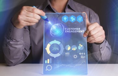 Ekonomi, teknoloji, Internet ve ağ kavramı. Genç busine