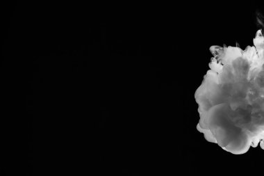 Güzel fırtına bulutu siyah arka plan üzerine izole. Sigara içiyorum. Vape.