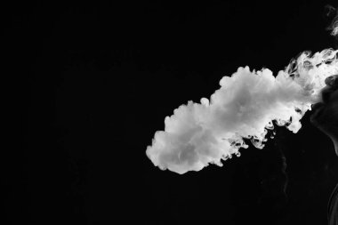 Güzel fırtına bulutu siyah arka plan üzerine izole. Sigara içiyorum. Vape.