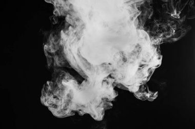Güzel fırtına bulutu siyah arka plan üzerine izole. Sigara içiyorum. Vape.