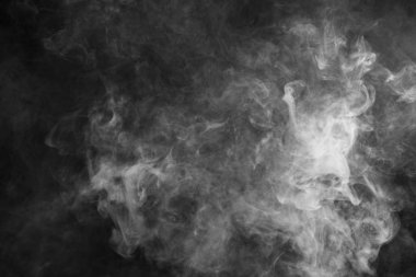 Güzel fırtına bulutu siyah arka plan üzerine izole. Sigara içiyorum. Vape.