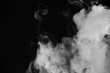 Güzel fırtına bulutu siyah arka plan üzerine izole. Sigara içiyorum. Vape.