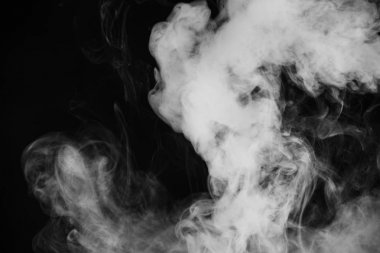 Güzel fırtına bulutu siyah arka plan üzerine izole. Sigara içiyorum. Vape.