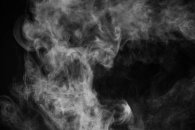 Güzel fırtına bulutu siyah arka plan üzerine izole. Sigara içiyorum. Vape.