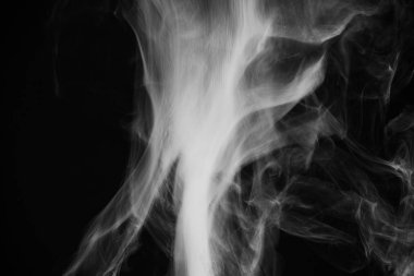 Güzel fırtına bulutu siyah arka plan üzerine izole. Sigara içiyorum. Vape.