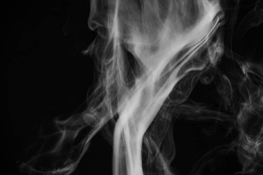 Güzel fırtına bulutu siyah arka plan üzerine izole. Sigara içiyorum. Vape.