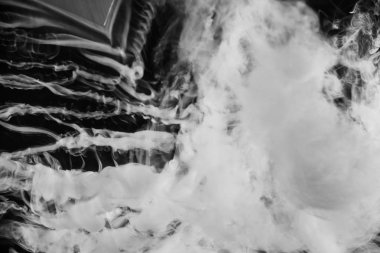 Güzel fırtına bulutu siyah arka plan üzerine izole. Sigara içiyorum. Vape.