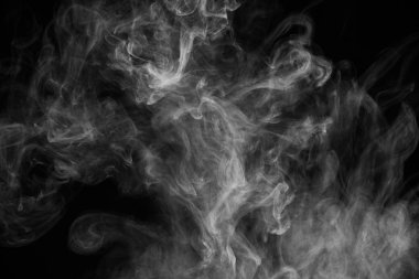 Güzel fırtına bulutu siyah arka plan üzerine izole. Sigara içiyorum. Vape.