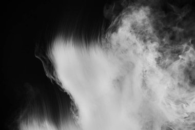 Güzel fırtına bulutu siyah arka plan üzerine izole. Sigara içiyorum. Vape.