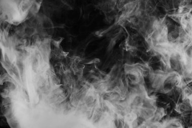 Güzel fırtına bulutu siyah arka plan üzerine izole. Sigara içiyorum. Vape.