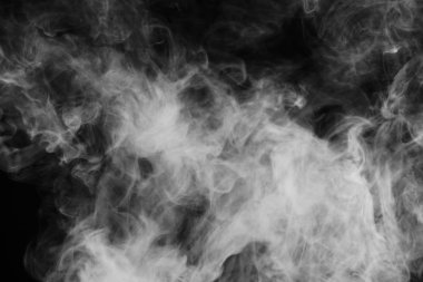 Güzel fırtına bulutu siyah arka plan üzerine izole. Sigara içiyorum. Vape.