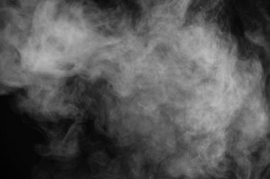 Güzel fırtına bulutu siyah arka plan üzerine izole. Sigara içiyorum. Vape.