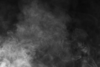 Güzel fırtına bulutu siyah arka plan üzerine izole. Sigara içiyorum. Vape.