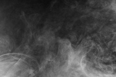 Güzel fırtına bulutu siyah arka plan üzerine izole. Sigara içiyorum. Vape.