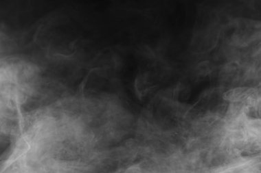 Güzel fırtına bulutu siyah arka plan üzerine izole. Sigara içiyorum. Vape.