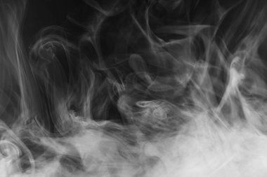 Güzel fırtına bulutu siyah arka plan üzerine izole. Sigara içiyorum. Vape.