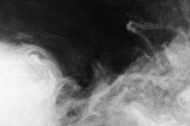 Güzel fırtına bulutu siyah arka plan üzerine izole. Sigara içiyorum. Vape.