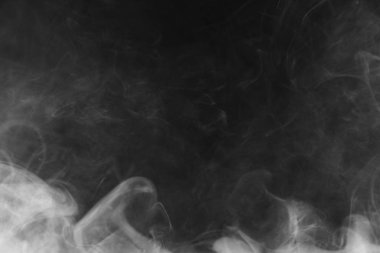 Güzel fırtına bulutu siyah arka plan üzerine izole. Sigara içiyorum. Vape.