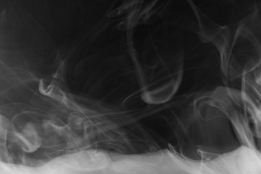 Güzel fırtına bulutu siyah arka plan üzerine izole. Sigara içiyorum. Vape.