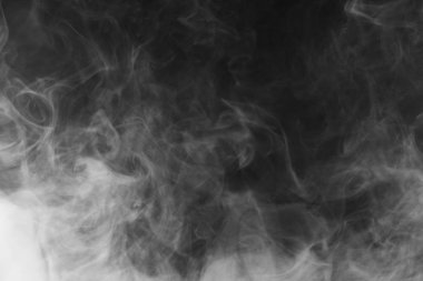 Güzel fırtına bulutu siyah arka plan üzerine izole. Sigara içiyorum. Vape.