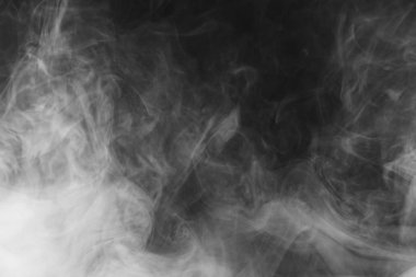 Güzel fırtına bulutu siyah arka plan üzerine izole. Sigara içiyorum. Vape.