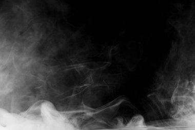 Güzel fırtına bulutu siyah arka plan üzerine izole. Sigara içiyorum. Vape.