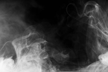 Güzel fırtına bulutu siyah arka plan üzerine izole. Sigara içiyorum. Vape.