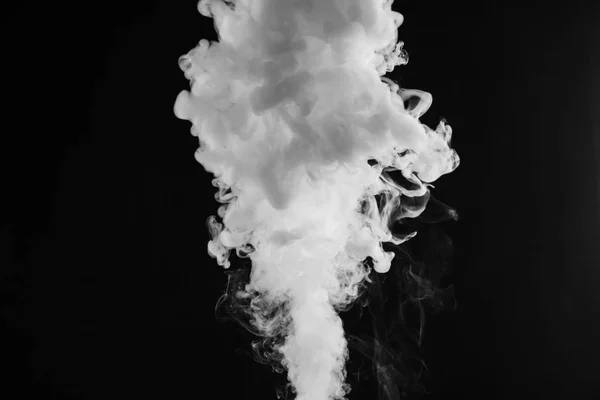 Hermosa nube de tormenta aislada sobre fondo negro. Fumo de cigarrillos. Vape. . —  Fotos de Stock