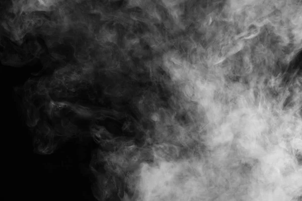 Mooie onweerswolk geïsoleerd op zwarte achtergrond. Roken van sigaretten. Vape. — Stockfoto