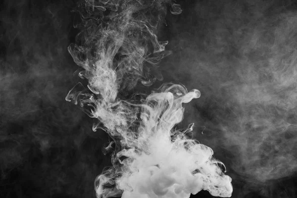 Schöne Gewitterwolke isoliert auf schwarzem Hintergrund. Zigarettenrauch. vape. — Stockfoto