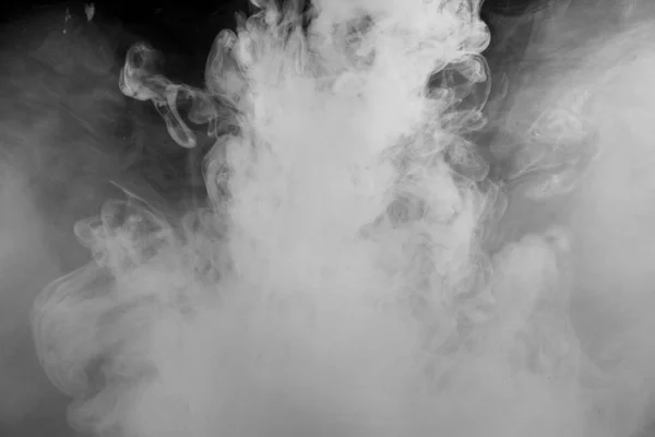 Hermosa nube de tormenta aislada sobre fondo negro. Fumo de cigarrillos. Vape. . —  Fotos de Stock
