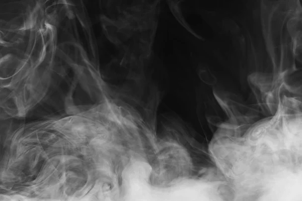 Bela nuvem de tempestade isolada no fundo preto. Fumo dos cigarros. Vape. . — Fotografia de Stock