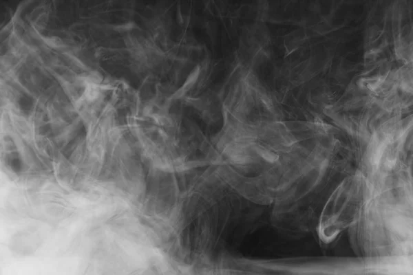 美丽的风暴云孤立在黑色背景上。烟雾从香烟。Vape. — 图库照片