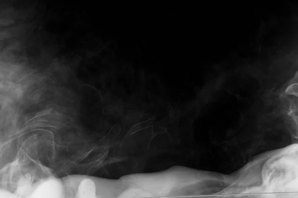 Красива грозова хмара ізольована на чорному тлі. Дим від сигарет. вейп . — стокове фото