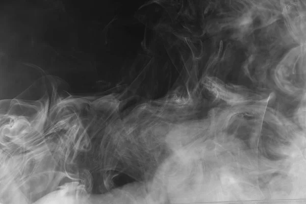 Vackra storm cloud isolerad på svart bakgrund. Rök från cigaretter. Vape. — Stockfoto