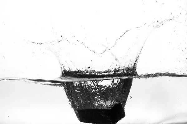 Spatten van water op een witte achtergrond. Waterstraal — Stockfoto