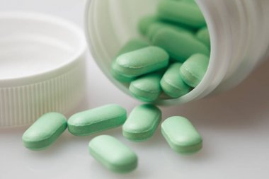 hap ve beyaz zemin üzerine hap şişesi