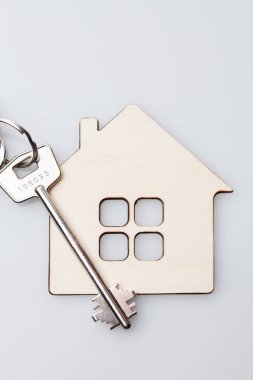 Erkek bir çatı ve ışıklar holding ve kaydetme küçük Beyaz Saray eller.