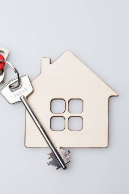 Erkek bir çatı ve ışıklar holding ve kaydetme küçük Beyaz Saray eller.