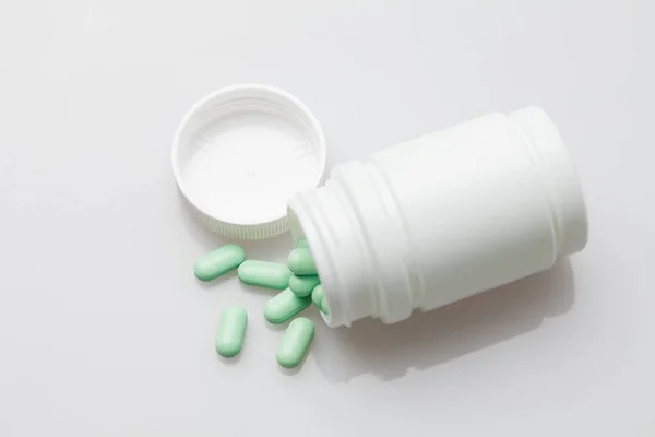 Таблетки і таблетки Пляшка на білому тлі — стокове фото