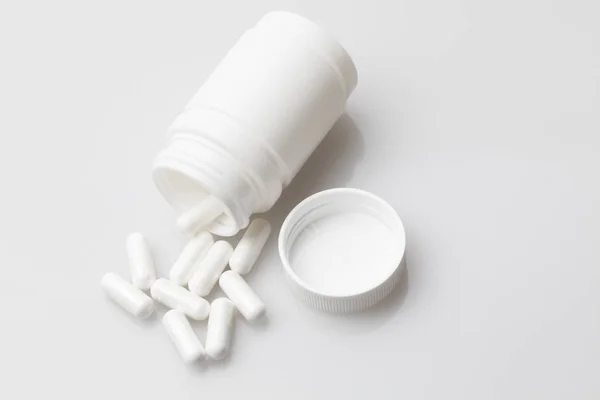 Pillen en pil fles op witte achtergrond — Stockfoto