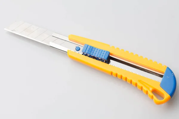 Φωτογραφία του close-up εκ παραδρομής μαχαίρι σε λευκό κενό φόντο — Φωτογραφία Αρχείου