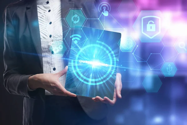 Ekonomi, teknoloji, Internet ve ağ kavramı. Genç busine