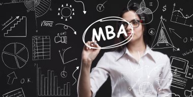 Ekonomi, teknoloji, Internet ve ağ kavramı. Genç busine