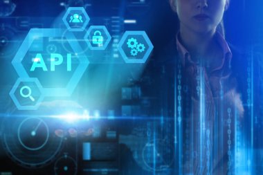 İş, Teknoloji, İnternet ve ağ konsepti. Genç işadamı geleceğin sanal ekranı üzerinde çalışıyor ve yazıyı görüyor: API
