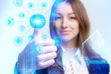 İş, Teknoloji, İnternet ve ağ konsepti. Genç işadamı geleceğin sanal ekranı üzerinde çalışıyor ve Bitcoin Cash yazısını görüyor.