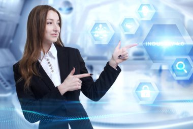 İş, Teknoloji, İnternet ve ağ konsepti. Genç işadamı geleceğin sanal ekranı üzerinde çalışıyor ve yazıyı görüyor: sanayi 4.0