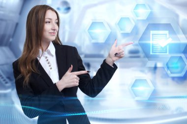 İş, Teknoloji, İnternet ve ağ konsepti. Genç işadamı geleceğin sanal ekranı üzerinde çalışıyor ve yazıyı görüyor.: 