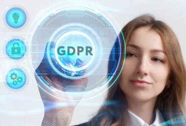 İş, Teknoloji, İnternet ve ağ konsepti. Genç işadamı geleceğin sanal ekranı üzerinde çalışıyor ve GDPR yazısını görüyor.